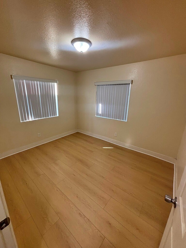 Building Photo - 1214 1/2 W 90th Pl