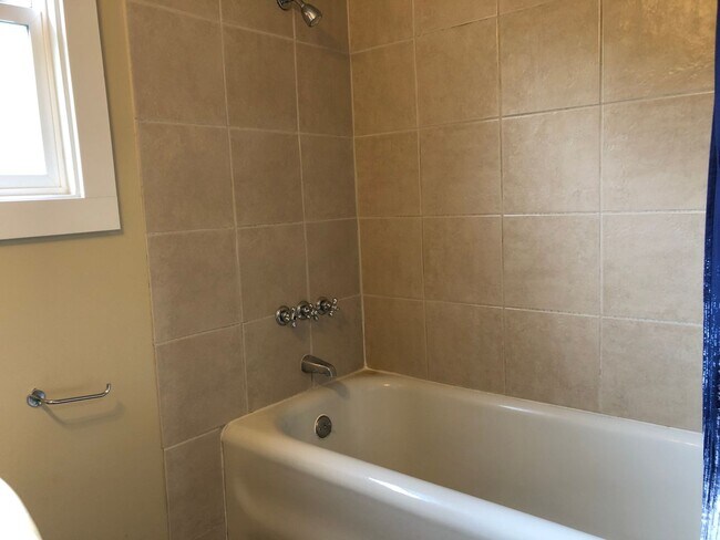 Building Photo - 406 NE 80th St