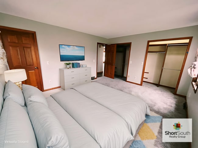 Building Photo - Byron Center updated 4 bed 3 bed house wit...