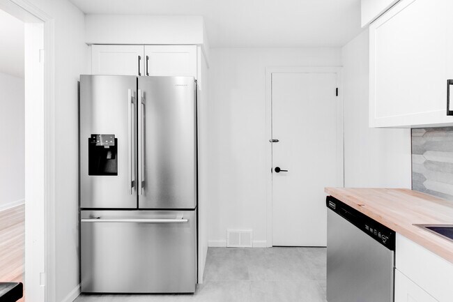 Building Photo - 148 Roselawn Ave NE