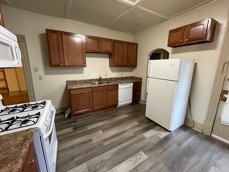 kitchen - 1230 Highland St