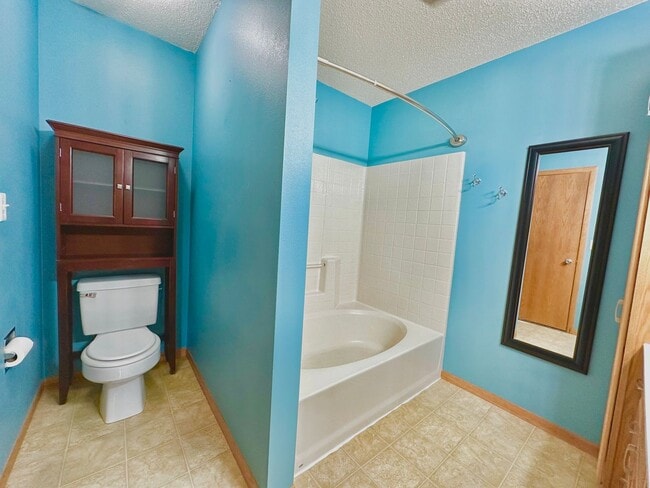 Building Photo - 3 Bed, 2 Bath Twinhome!