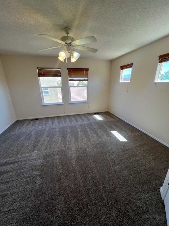 Building Photo - Beautiful 4 bedroom , 2.5 Bathroom 3 car g...