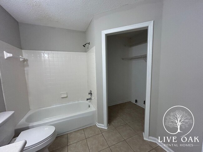 Building Photo - 904 Willowbrook Dr