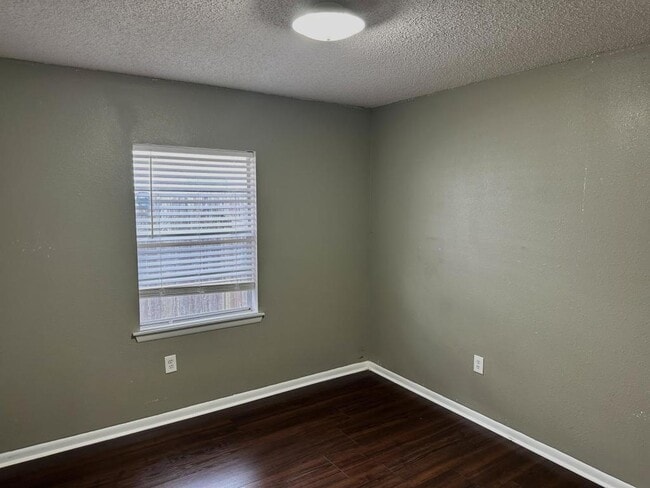 Building Photo - 527 Queen Anne Dr