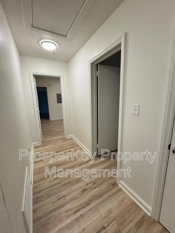 Building Photo - 3622 Vivian Ln