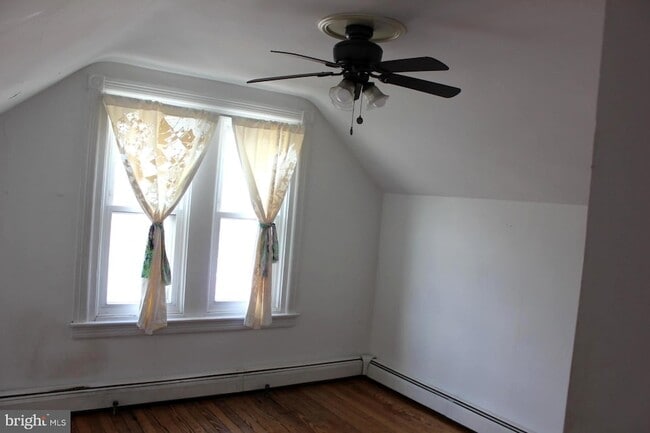 Building Photo - 1042 W Lancaster Ave