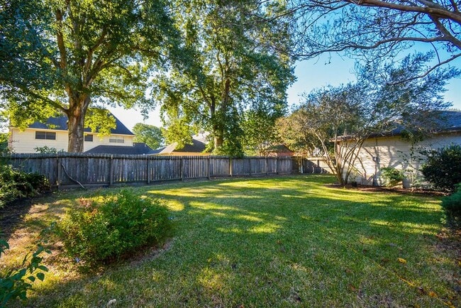 Building Photo - 7614 Club Lake Dr