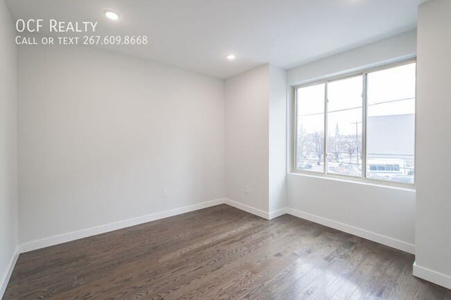 Building Photo - Two Bed Olde Kensington Apartment