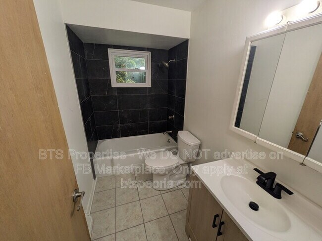 Building Photo - 622 W Laclaire Ln