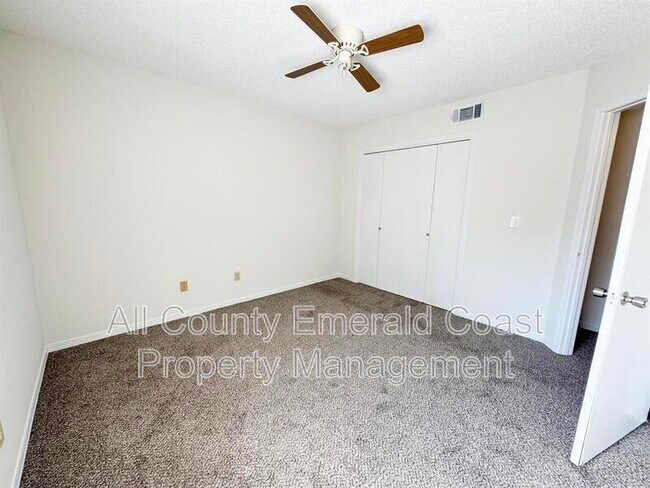 Building Photo - 875 Fairview Dr