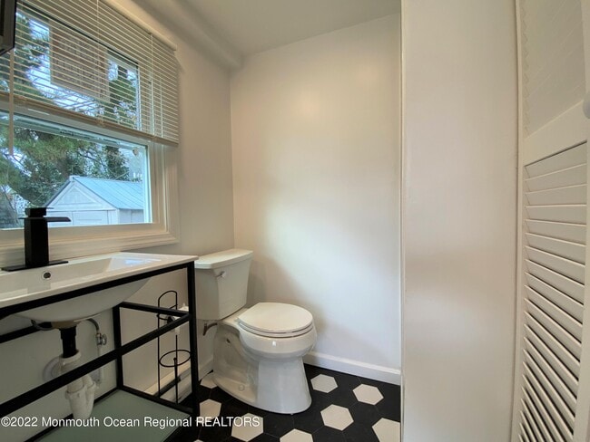 Building Photo - 104 11th Ave