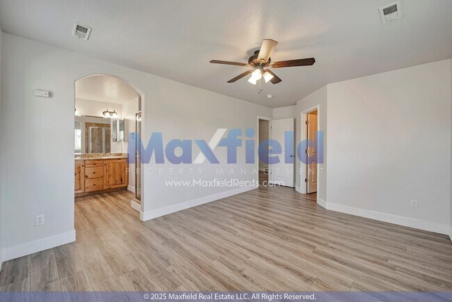 Building Photo - Golf Course Townhouse 3 BD 2.5 BA 2 GA w/ ...