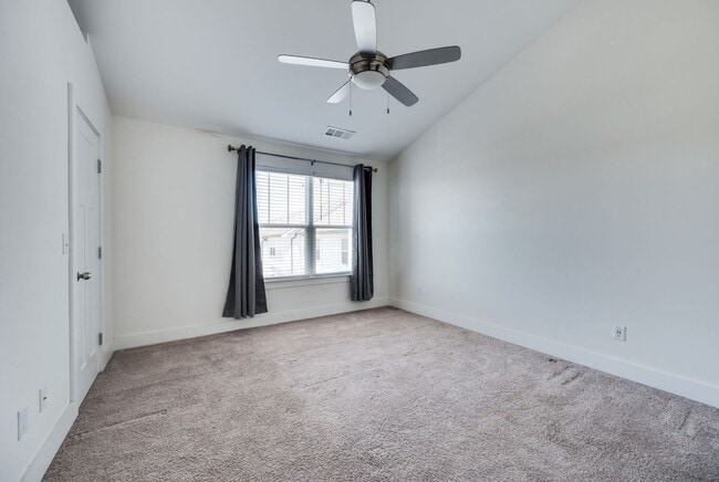 Building Photo - Beautiful 2BE/2.5BA townhouse located in the very desirable Nations!