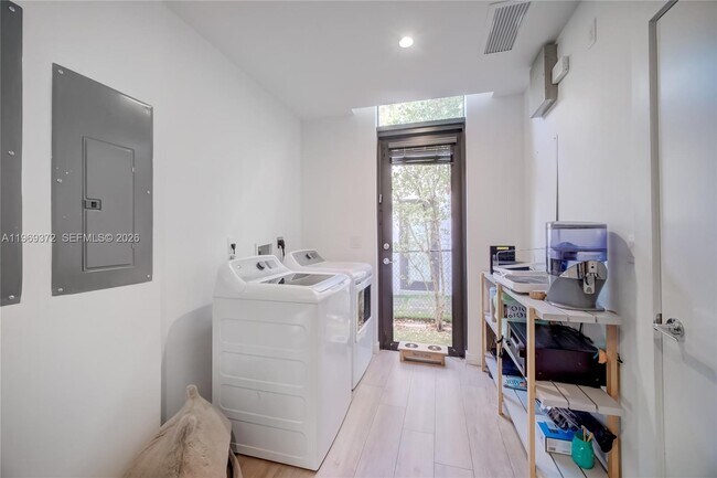 Building Photo - 8660 Arboretum Ln