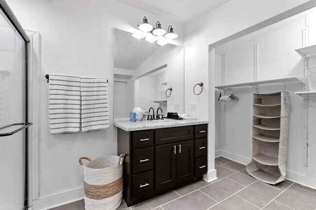 Building Photo - 3/2 House by TMH!! Available April!! fully furnished, 6 or 12 month lease available