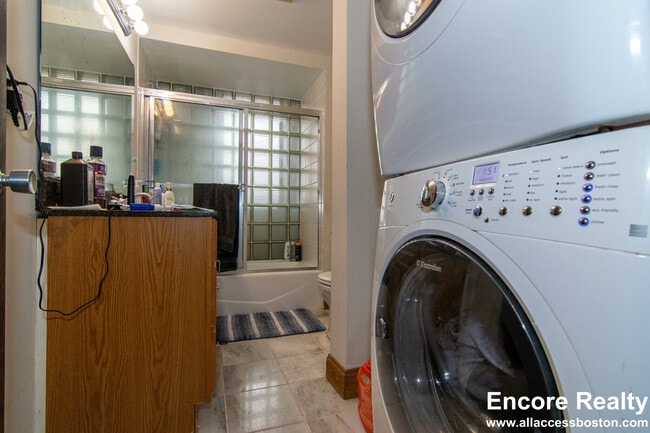 Building Photo - 448 Park Dr