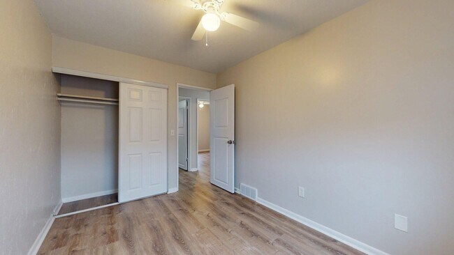 Building Photo - Elyria - updated 3 bed/1 bath townhouses for rent!