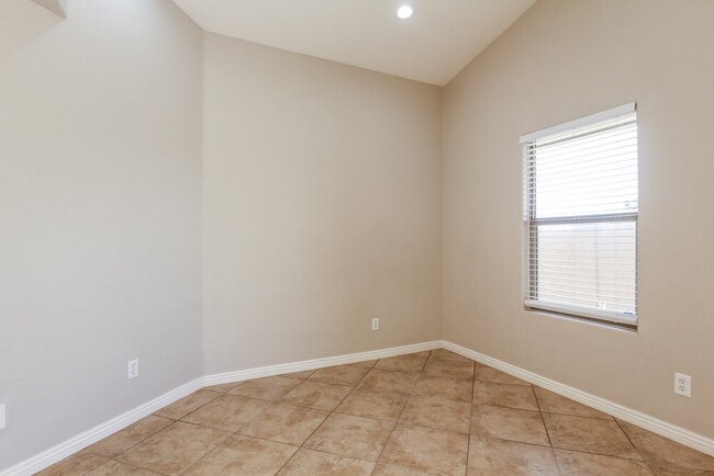 Building Photo - 3910 N 125th Dr