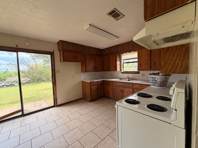 Building Photo - 1401 S Houston Ave