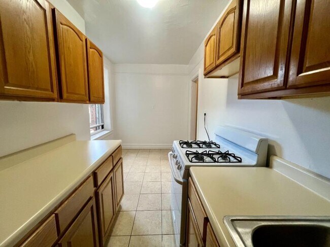 Building Photo - 1 bedroom in SUNNYSIDE NY 11104