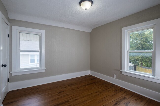 Building Photo - A Great 4BD/1.5BA Single Family Home That Has Been Recently Renovated