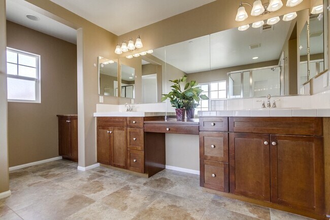 Building Photo - Beautiful Sky Ranch home with Spectacular Views!