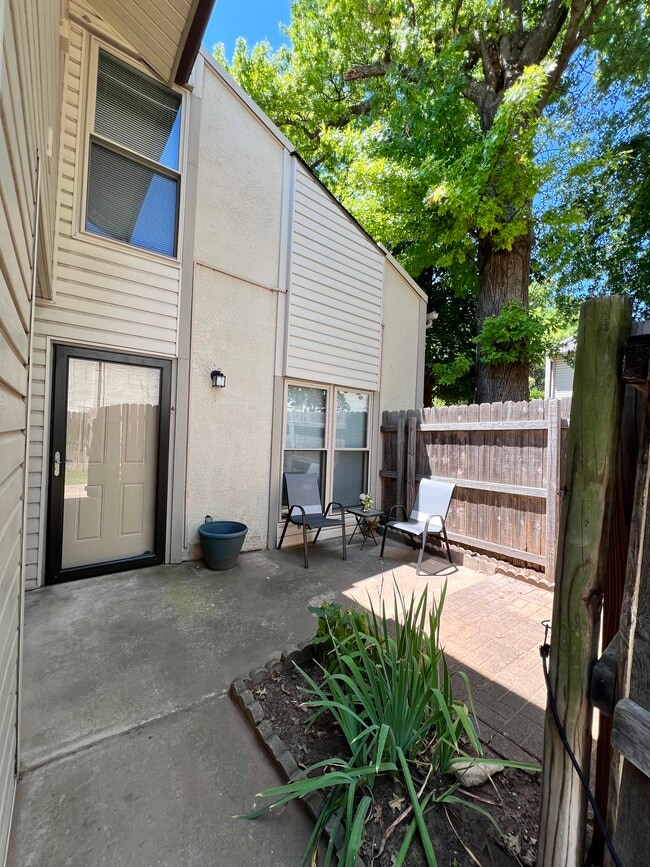 Building Photo - 813 Red Bird Ln