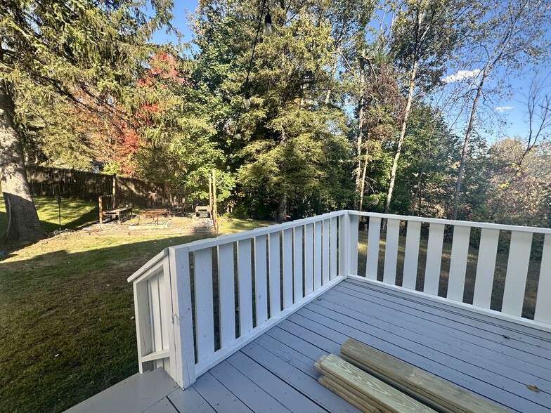 Backyard + deck - 142 Bunker Hill Cir