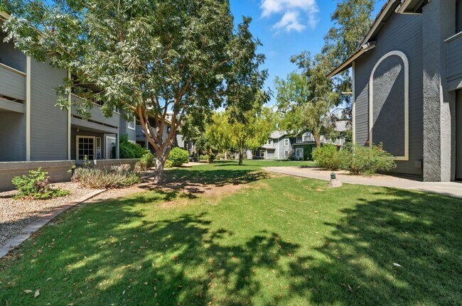 Building Photo - Spacious 3 Bed/2 Bath Home in Lush Crestvi...