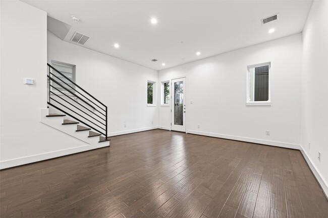 Building Photo - 5841 Dolores St