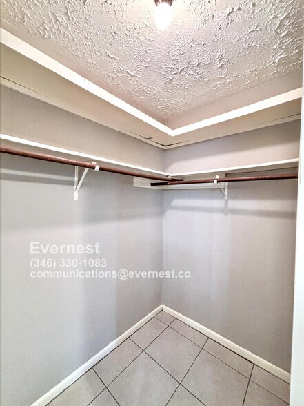 Building Photo - 21222 Park Mt Dr