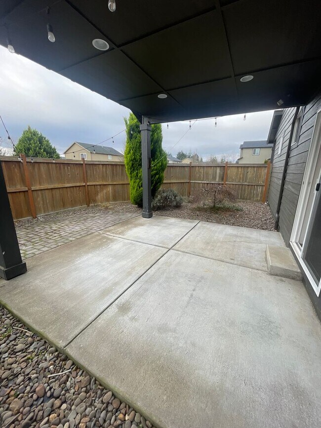 Building Photo - Beautiful 3 Bedroom on Large Corner Lot!