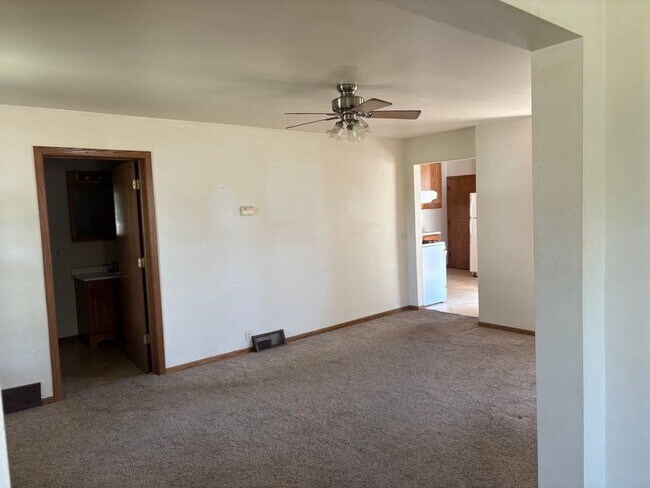 Building Photo - SPACIOUS 4 BEDROOM HOME READY FOR YOU
