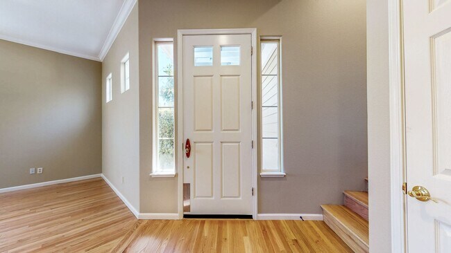 Building Photo - Gorgeous Home with private yards, large de...