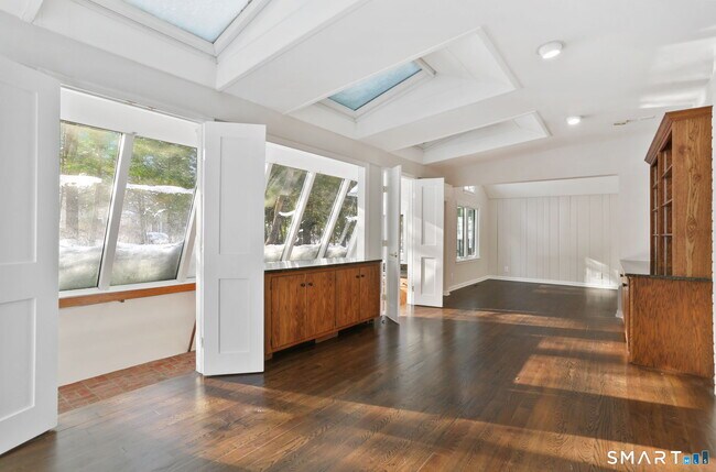 Building Photo - 815 Valley Rd