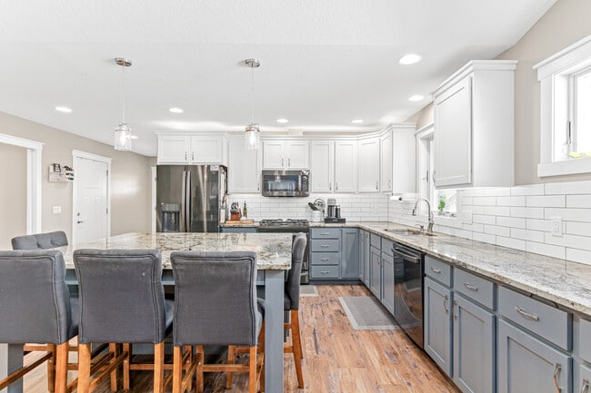 Building Photo - 898 Brentwood Cir