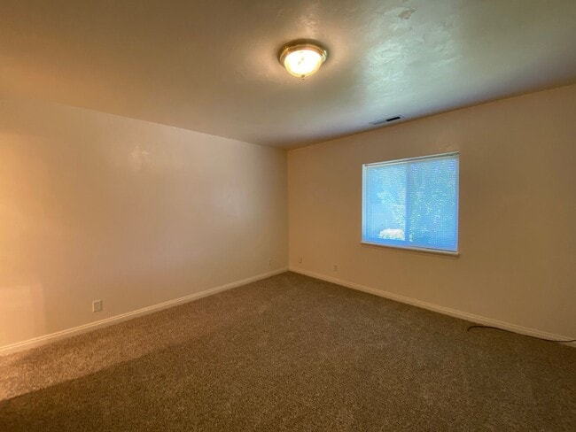 Building Photo - Charming Veneta Home!
