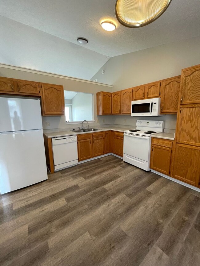 Building Photo - 3 Bedroom Single Family Home - Burnett Creek School District