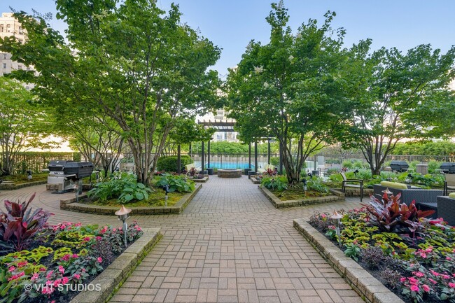 Building Photo - 400 N La Salle Dr