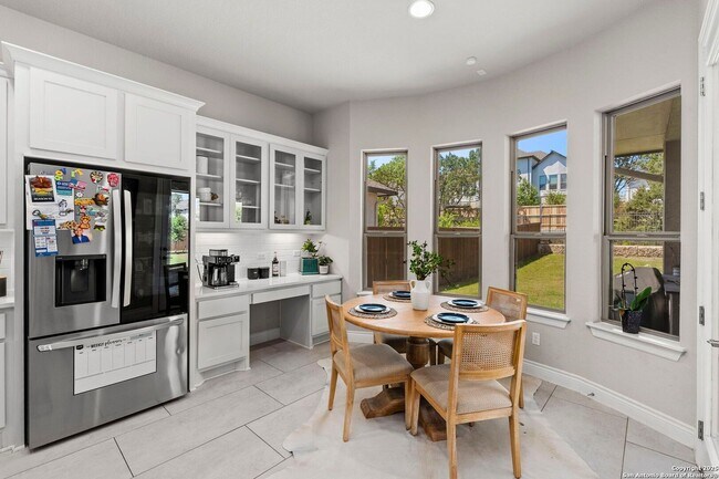 Building Photo - Charming Home Awaits: Spacious & in a Prime Location