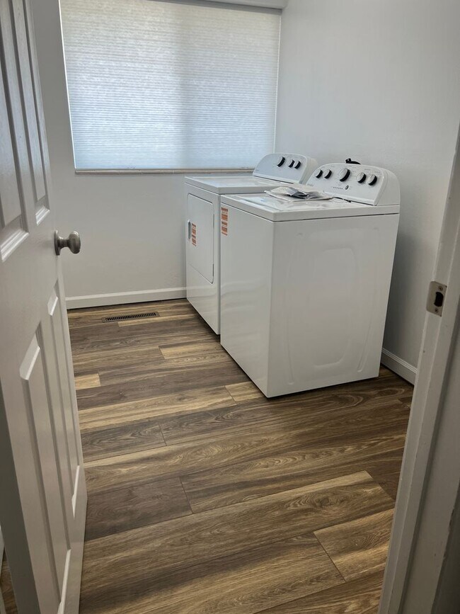 Building Photo - D323AB