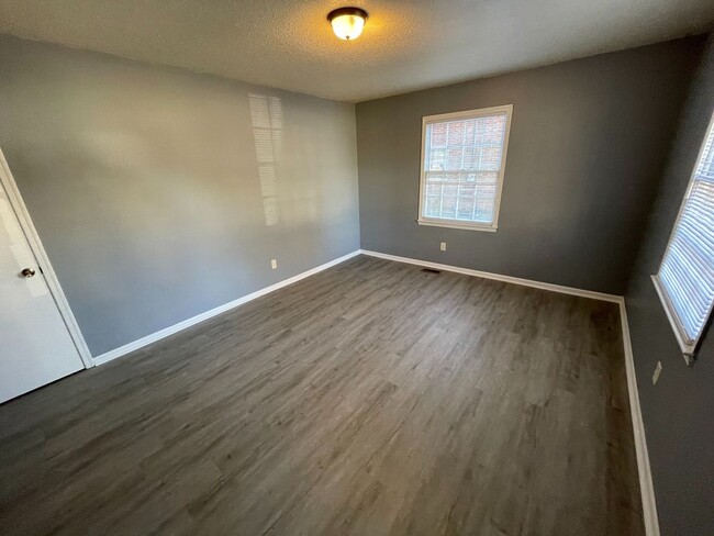 Building Photo - Renovated 3 Bed / 1 Bath Brick Ranch in Ea...