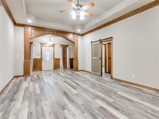 Building Photo - 1001 N Barn Hill Way