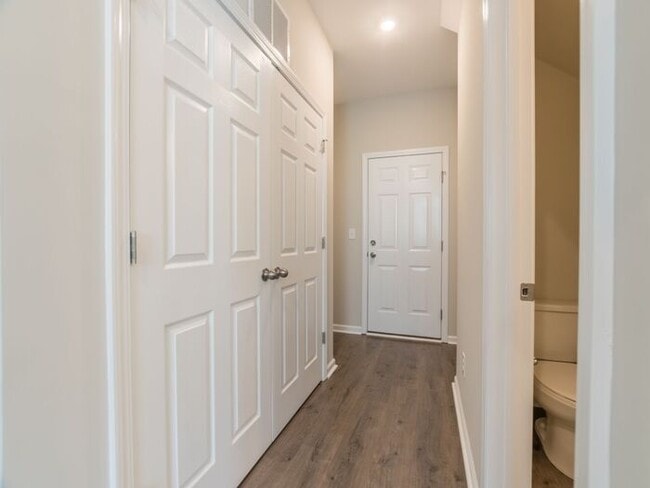 Building Photo - Beautiful 3BD/2.5BTH End Unit Townhome in ...