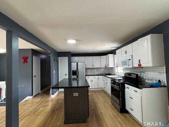 Building Photo - 158 River Rd