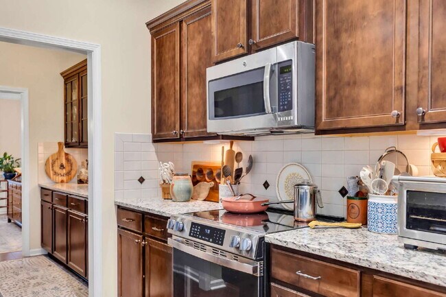Building Photo - Gigantic Gorgeous Home in Pooler!