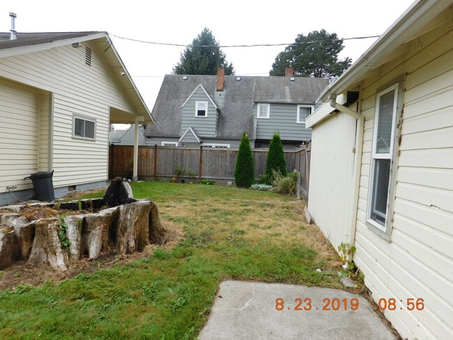 Building Photo - Large Single Family Home