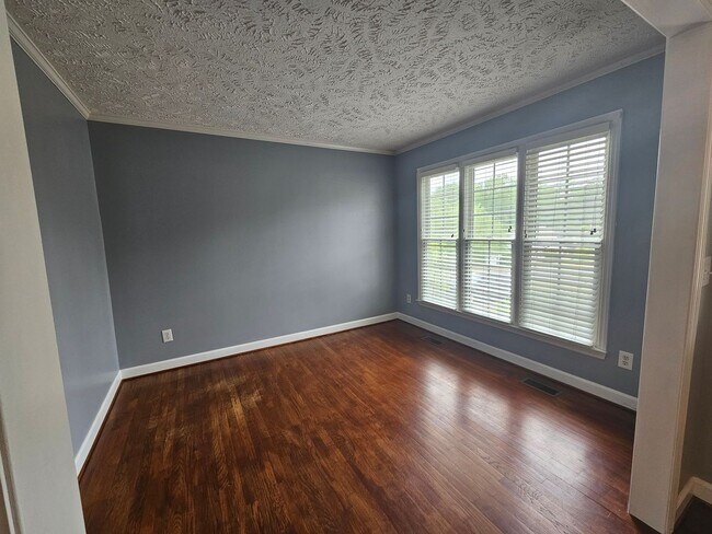 Building Photo - 4 Bedroom, 2.5 Bath Home Located in the Established Neighborhood Kings Grant.