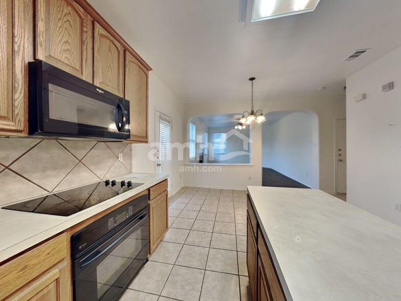Building Photo - 4825 Summer Oaks Ln